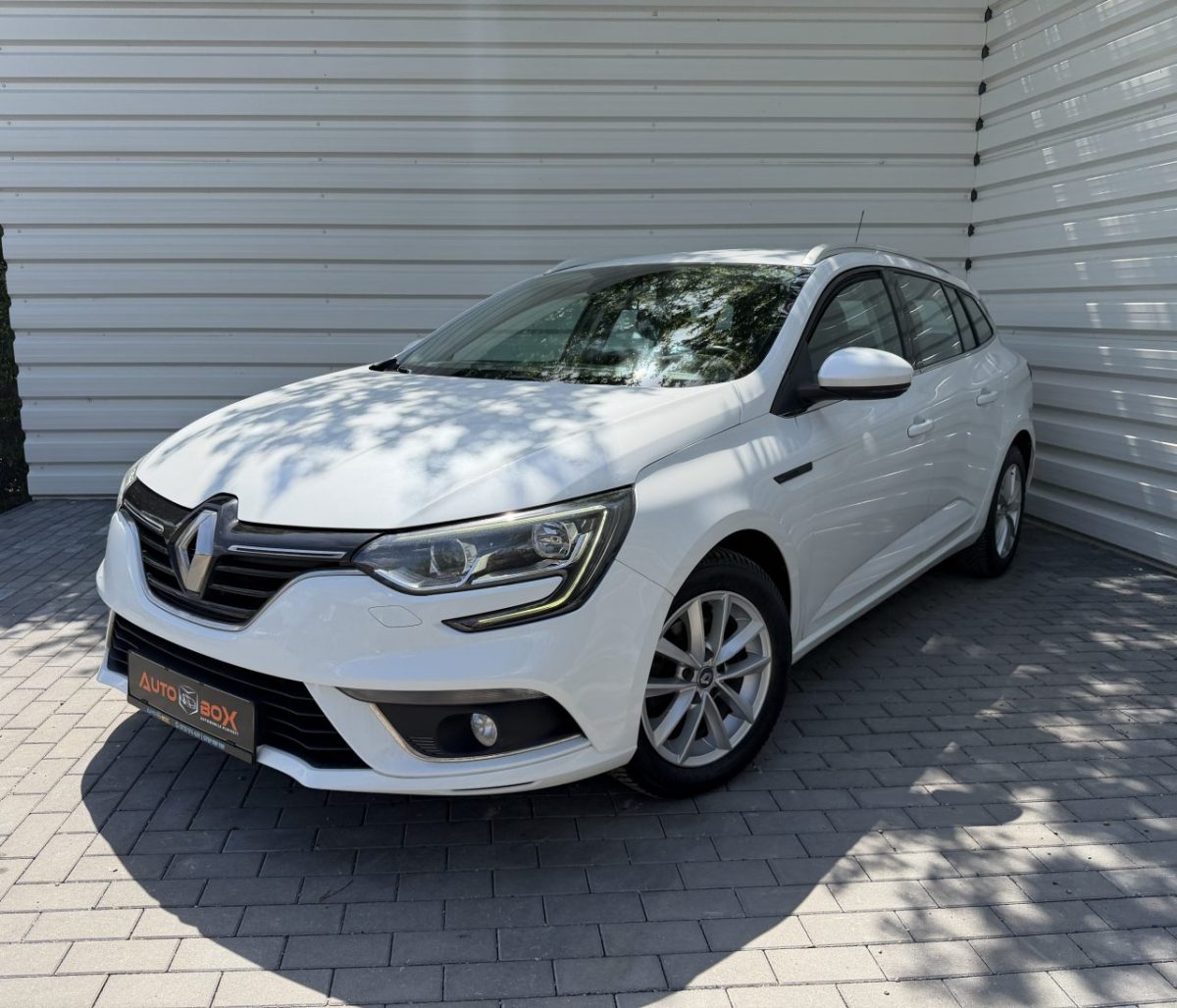 Renault Megane 1.5 diesel de vanzare in RATE FIXE FARA AVANS pret 8.490 euro - Renault, Megane, 2016, Diesel, Manuala, 1.5L, 110 cai putere, Euro 6, 215000 KM, Break, 5 numar locuri, 5 numar usi, Alb Perlat, asamblare 